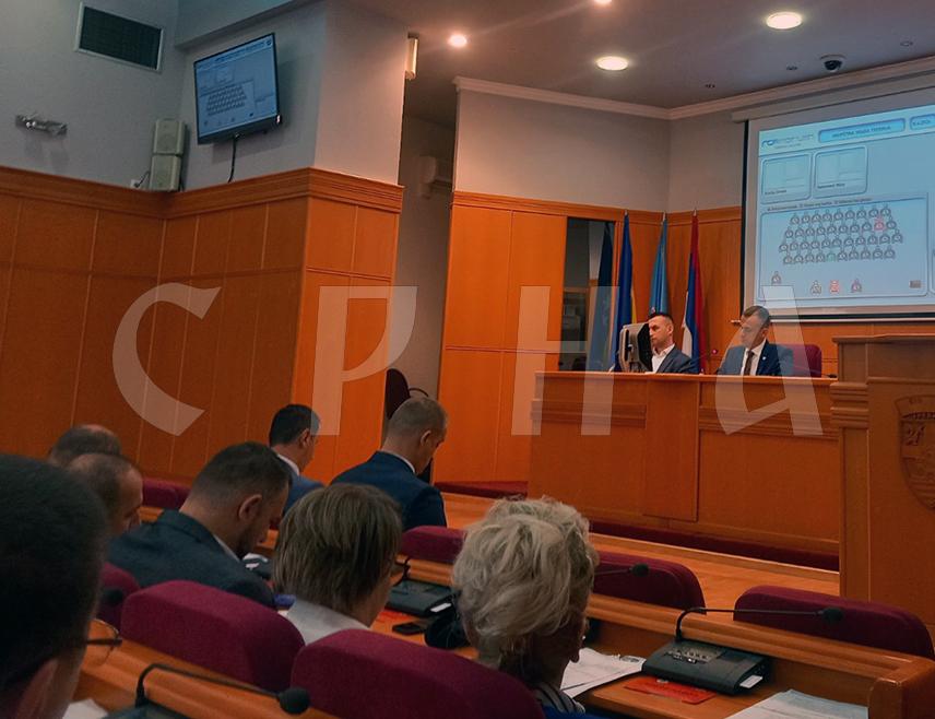 ТРЕБИЊЕ, 10. ЈУНА /СРНА/ - Одборници Скупштине града Tребиња усвојили су данас на посебној сједници одлуку о кредитном задужењу од пет милиона КМ, од чега су четири милиона КМ намијењена за завршетак изградње зграде гимназије, а милион КМ за спортску, комуналну и путну инфраструктуру, те експропријацију замљишта за пројекат "Ново Требиње".