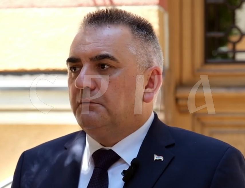БАЊАЛУКА, 11. ЈУНА /СРНА/ - Премијер Републике Српске Саво Минић позвао је министре, директоре јавних предузећа и установа, те привреднике да подрже 14 студената Медицинског факултета Универзитета у Бањалуци, који ће представљати Српску на међународним стручним размјенама у Бразилу, Шпанији, Португалу, Турској, Италији, Грчкој.