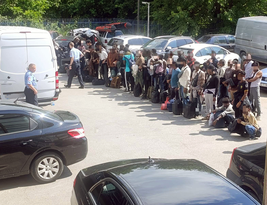 ПРИЈЕДОР, 11. ЈУНА /СРНА/ - Припадници Полицијске станице Козарска Дубица ухапсили су мушкарца из Велике Кладуше чији су иницијали З.Д. у чијем су комбију пронашли 51 страног држављанина, саопштено је из Полицијске управе Приједор.