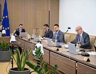 САРАЈЕВО, 11. ЈУНА /СРНА/ - Савјет министара усвојио је данас извјештај о преговорима за закључивање споразума између БиХ и Србије о дефинисању категорије и статуса новог заједничког граничног прелаза Рача два – Сремска Рача два ради јачања међусобних односа и сарадње двије земаља, осигуравањем услова за лакши прелазак и учинковитију контролу границе.