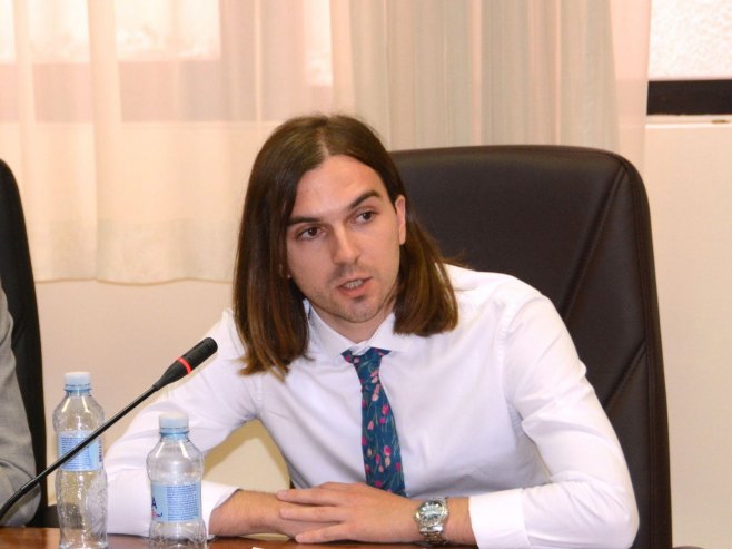 БЕОГРАД, 14. ЈУНА /СРНА/ - Одуговлачење Уставног суда БиХ о уставности интервенција Кристијана Шмита у Кривичном закону БиХ повезано је са евентуалном кандидатуром предсједника СНСД-а Милорада Додика на предстојећим изборима, оцијенио је асистент У ставног права на Правном факултету у Београду Алекса Николић.