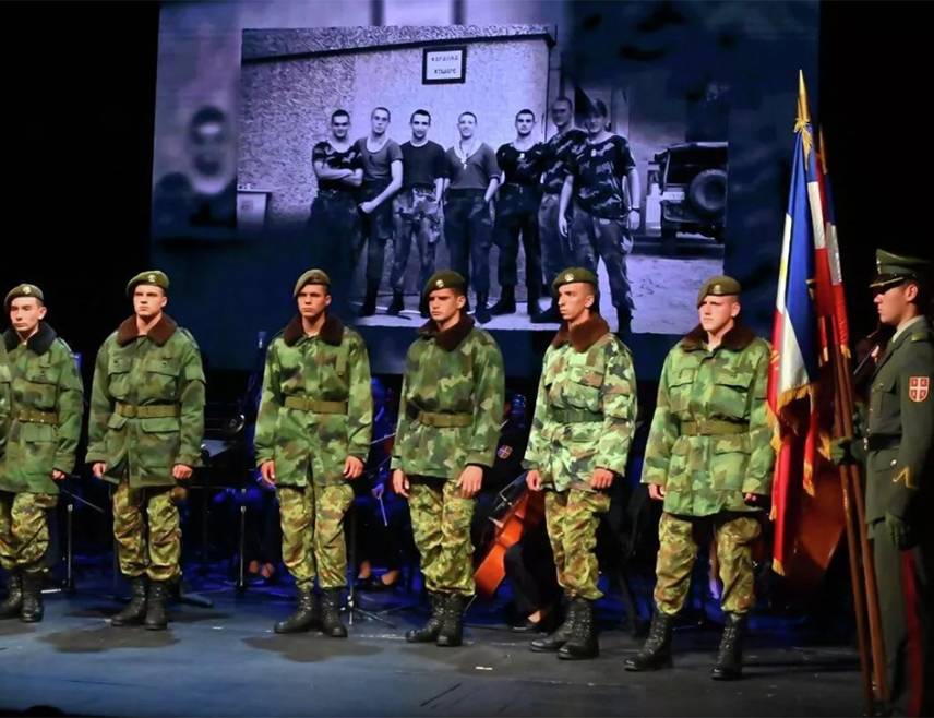 БЕОГРАД, 14. ЈУНА /СРНА/ - Војници страдали у бици на Кошарама својом крвљу су писали историју, а сада је вријеме да други људи пишу уџбенике о томе за наредне генерације, рекао је командир чете војне полиције специјалне намјене у саставу 52. батаљона Саша Антић на свечаној академије поводом 27 година од ове битке.