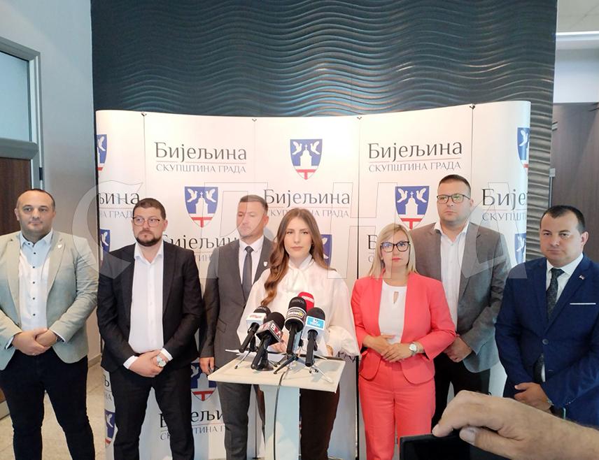 БИЈЕЉИНА, 15. ЈУНА /СРНА/ - Клуб одборника СНСД у Бијељини упозорио је данас да је недопустиво да градоначелник и Градска управа не достављају материјале у скупштинску процедуру и тиме онемогућавају рад одборницима да доносе одлуке у корист суграђана.