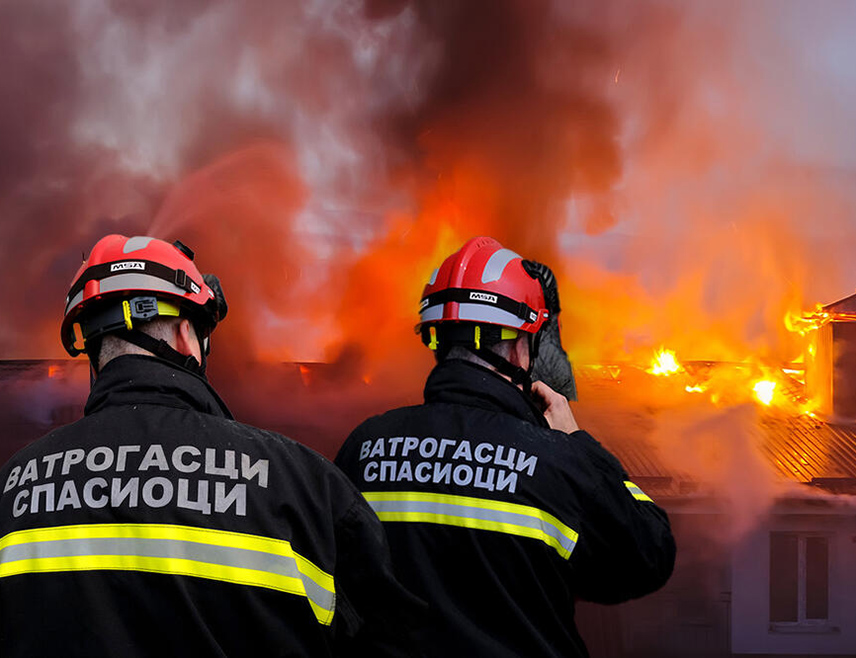 БЕОГРАД, 15. ЈУНА /СРНА/ - Два ватрогасца лакше су повријеђена током гашења пожара који је јутрос избио у тржном центру "Енјуб" на Новом Београду, гдје је ватром захваћено између 60 и 70 објеката.