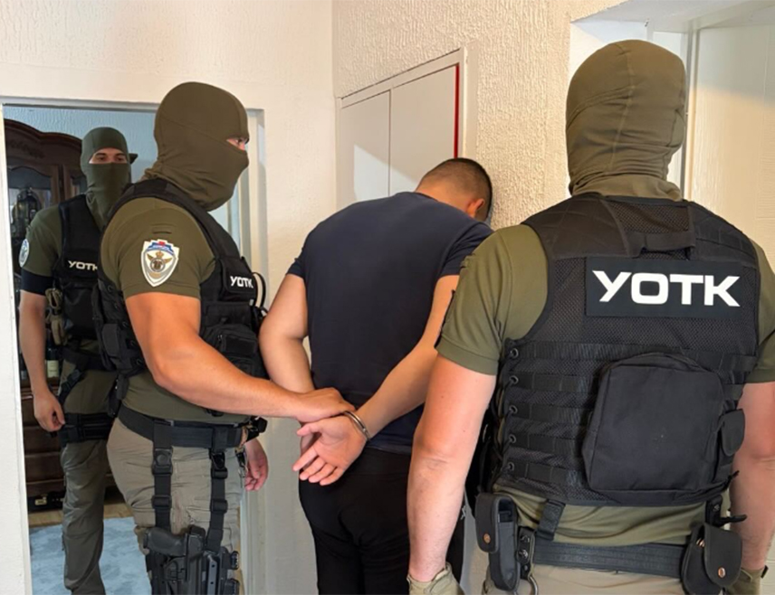БАЊАЛУКА, 15. ЈУНА /СРНА/ - Припадници Управе за организовани и тешки криминалитет и Полицијске управе Зворник ухапсили су осам лица у оквиру оперативне акције "Пеликан", која се реализује на подручју полицијских управа Зворник и Бијељина, саопштио је из Министарства унутрашњих послова /МУП/ Републике Српске.