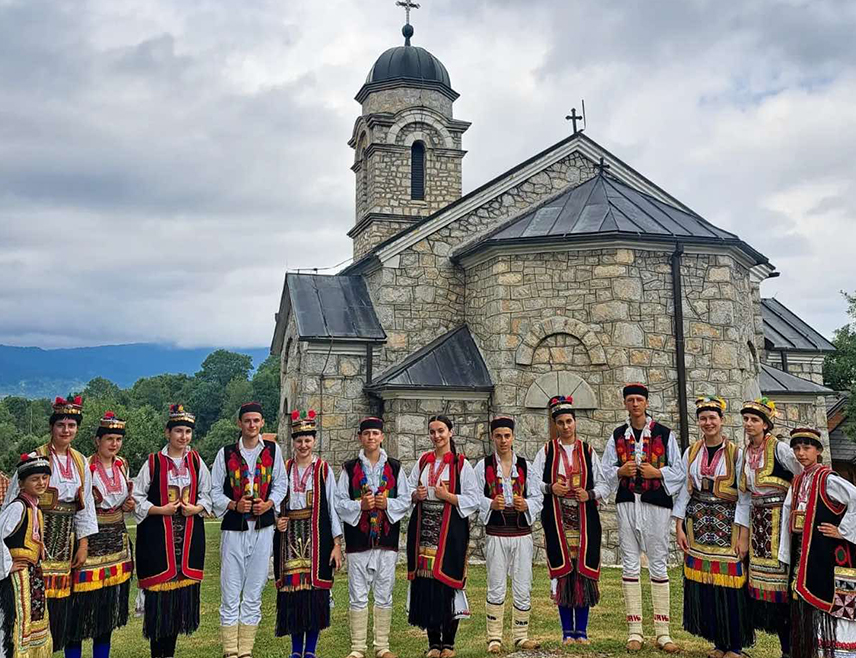 ШИПОВО, 21. ЈУНА /СРНА/ - Ријека и прашума Јањ, Јањски отоци, Ваганска пећина, Манастир Глоговац, фолклор красе ову област у општини Шипово, у подножју планине Виторог, која је препознатљива и по надалеко познатој јањској народној ношњи, а све више и по јањском кајмаку и сиру гужвашу.