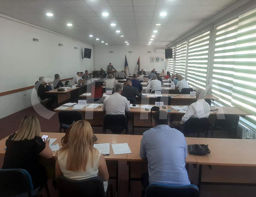 ФОЧА, 16.ЈУНА /СРНА/ - Скупштина града Фоча усвојила је данас Нацрт статута града, упутивши га у јавну расправу, као и план капиталних инвестиција за 2026-2028, којим су предвиђена улагања од око 39 милиона КМ из градског буџета, пројектних активности, донација и од виших нивоа власти у више од 30 пројеката.