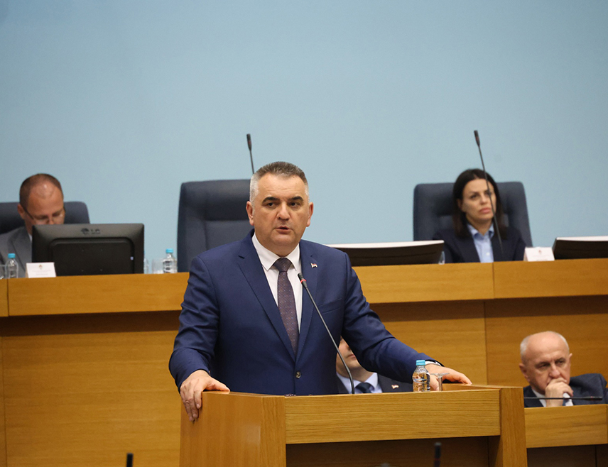 БАЊАЛУКА, 16. ЈУНА /СРНА/ - Премијер Републике Српске Саво Минић рекао је да је сет закона којима се скраћује трајање приправничког стажа системски и да је циљ њиховог доношења брже запошљавање младих.