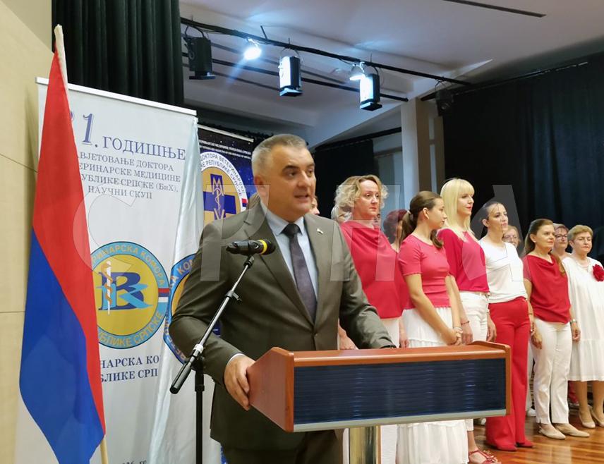ТЕСЛИЋ, 17. ЈУНА /СРНА/ - Предсједник Владе Републике Српске Саво Минић изјавио је вечерас у Теслићу да ветеринарска струка у Српској успјешно одговарa свим изазовима захваљујући стручном кадру.