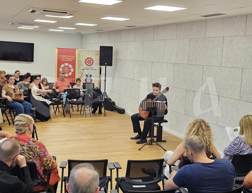 ИСТОЧНО НОВО САРАЈЕВО, 17. ЈУНА /СРНА/ - Професор на Музичкој академији Универзитета у Источном Сарајеву Душан Ерак одржао је вечерас солистички концерт у Источном Новом Сарајеву поводом 20 година од дипломирања прве генерације студената гитаре на овој високообразовној установи.