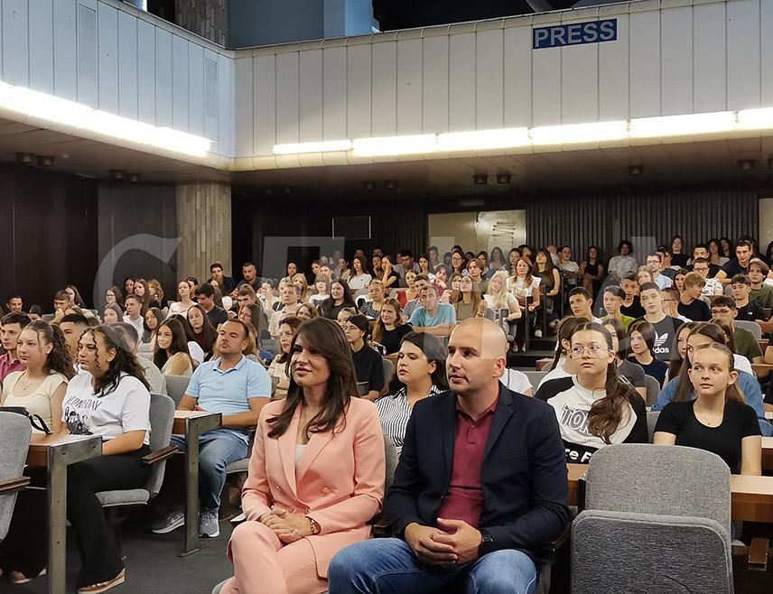DOBOJ, JUNE 18 /SRNA/ – A reception was held today in Doboj for 304 primary and secondary school graduates who achieved excellent academic results during the 2025/26 school year, with each student set to receive a cash award of 100 KM in recognition of their achievements.
