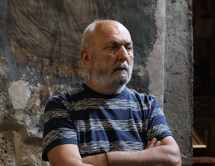 БЕОГРАД, 19. ЈУНА /СРНА/ - Пјесник из Бијелог Брда у источној Славонији Ђорђе Нешић добитник је награде "Златни крст Кнеза Лазара" коју додјељује жири манифестације "Видовданско песничко бдење" у Грачаници.