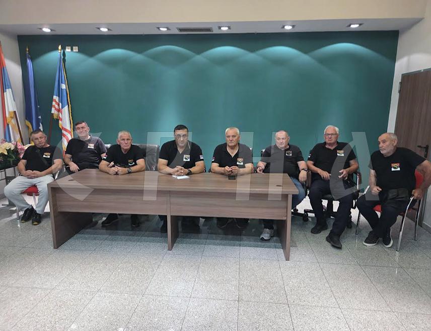 БИЈЕЉИНА, 19. ЈУНА /СРНА/ - Удружење ветерана "Гарда Пантери" упутило је иницијативу Влади Републике Српске да се на територији Српске трајно забрани ратна застава Армије БиХ са љиљанима, изјавио је предсједник овог удружења Петар Цвијетиновић.