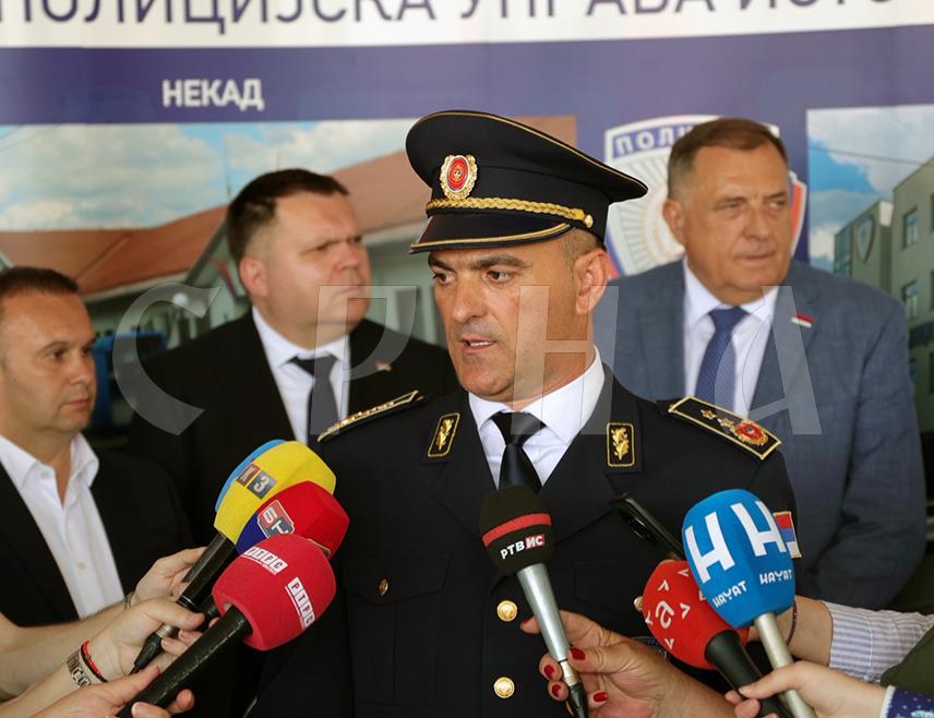 ПАЛЕ, 19. ЈУНА /СРНА/ - Начелник Полицијске управе Источно Сарајево Бранимир Шеховац изјавио је данас да је нова зграда Управе на Палама симбол безбједности и стабилности за све грађане, те оцијенио да је ово историјски дан за полицију на подручју Сарајевско-романијске регије.