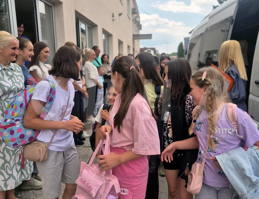 ИСТОЧНА ИЛИЏА, 19. ЈУНА /СРНА/ - У Источну Илиџу допутовало је 14 дјеце са Косова и Метохије у оквиру пројекта "Спојимо дјецу Косова и Метохије и Републике Српске", који ће у наредних седам дана боравити код породица ученика из ове општине.