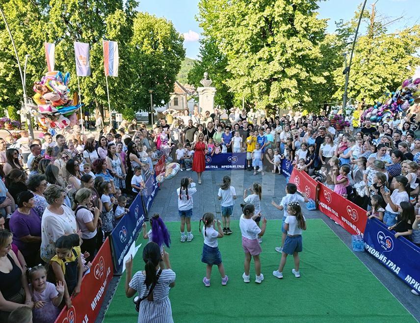 МРКОЊИЋ ГРАД, 19. ЈУНА /СРНА/ - У Мркоњић Граду вечерас је одржана "Конференција беба" која је окупила 102 учесника.