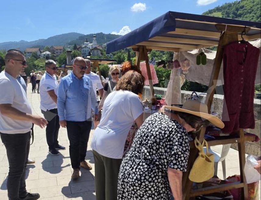 VIŠEGRAD, JUNE 20 /SRNA/ – The traditional tourism and business event “Golden Hands of the Drina Region” is being held today on the Mehmed Paša Sokolović Bridge in Višegrad, bringing together more than 20 exhibitors of handicrafts, homemade products, and traditional crafts from Republika Srpska, Serbia, and Montenegro.