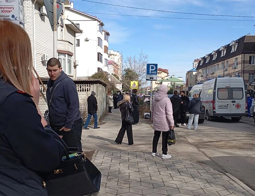 КРАСНОДАР, 20. ЈУНА /СРНА - РИА Новости/ - Једна жена смртно је страдала у нападу младића ножем на више особа у тржном центру у Краснодару, саопштила је портпарол руског Министарства унутрашњих послова Ирина Волк.