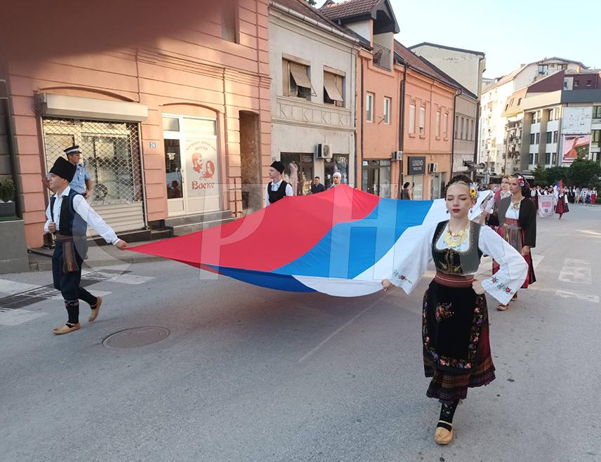 ЗВОРНИК, 20. ЈУНА /СРНА/ - На љетној позорници испред Народне библиотеке и музејске збирке Зворник вечерас је одржан "Видовдански сабор", на којем је наступило шест културно-умјетничких друштава /КУД/ са око 200 учесника из Републике Српске и Србије.