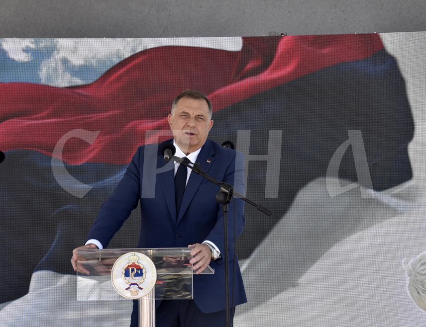 ДУГА ЊИВА, 21. ЈУНА /СРНА/ - Предсједник Милорад Додик рекао је да дионица ауто-пута од Добоја до Брчког треба да носи назив "9. јануар - Коридор живота" јер да није било Пробоја коридора не би било ни данашњих коридора.