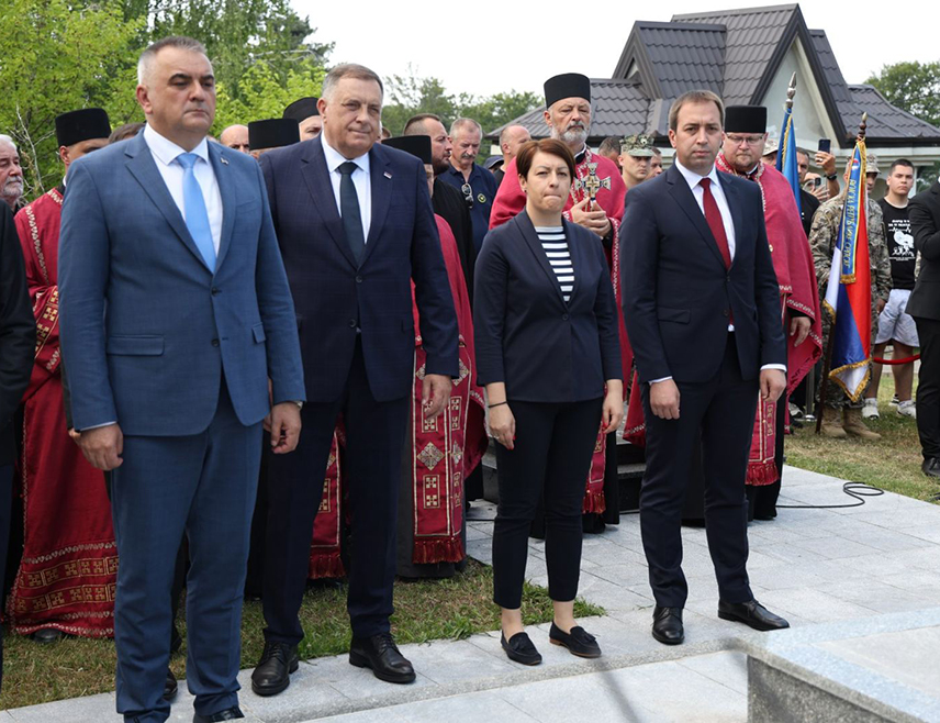 ДУГА ЊИВА, 21. ЈУНА /СРНА/ - Министар правде Горан Селак изјавио је да је пробој коридора историјски подвиг Војске Републике Српске, захваљујући којем је успостављена територијална цјеловитост Српске и веза са Србијом.