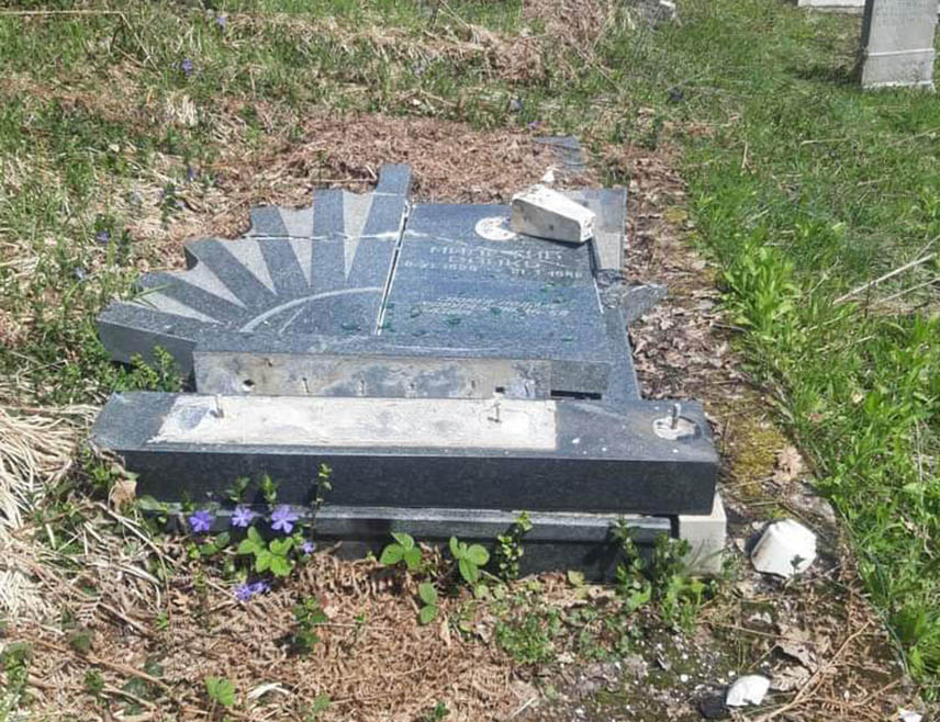 SARAJEVO, JUNE 21 /SRNA/ – The Committee protecting Serbs’ rights in FBiH stated that a year has passed since gravestones at the Serb Orthodox cemetery in Kovačići near Kladanj were damaged for the second time, but it remains unclear whether the perpetrators have been identified or anyone punished.