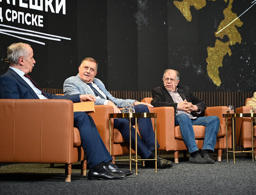 ИСТОЧНО САРАЈЕВО, 21. ЈУНА /СРНА/ - Предсједник Милорад Додик изјавио је вечерас да се ствари у БиХ неће рјешавати ратом већ политичком вољом народа.