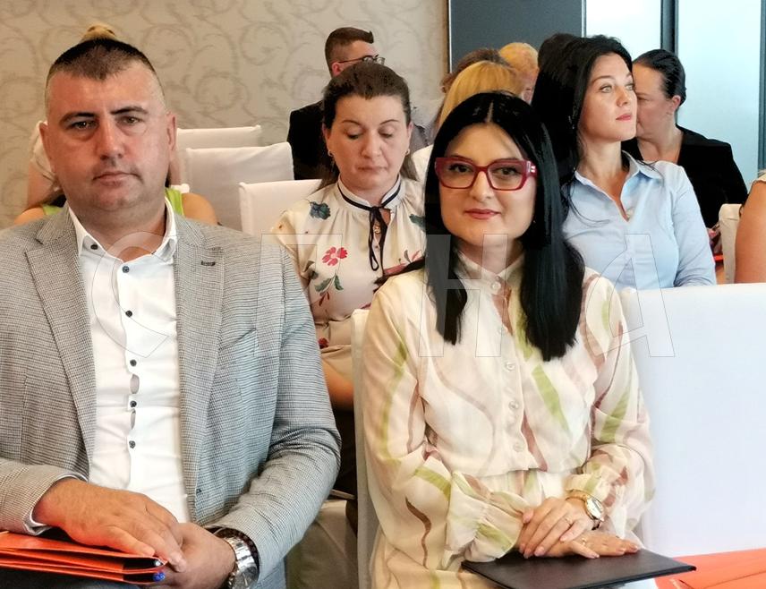 ДОБОЈ, 22. ЈУНА /СРНА/ - Министар породице, омладине и спорта Републике Српске Ирена Игњатовић изјавила је да жене данас имају веће шансе на тржишту рада и да је њихово економско оснаживање, а посебно жена жртава насиља, међу приоритетним.