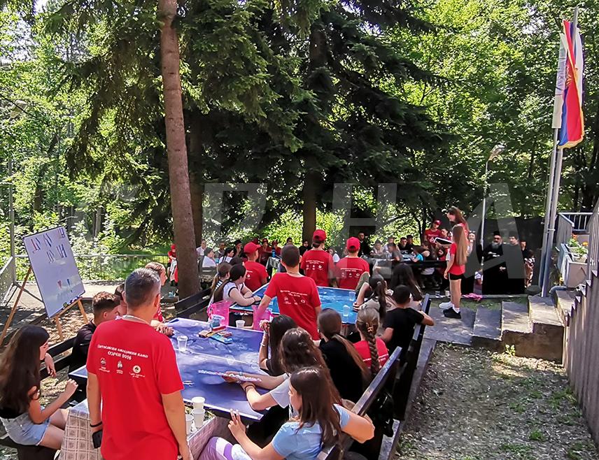 ПЕТРОВО, 23. ЈУНА /СРНА/ - Светосавски омладински камп на Озрену данас су посјетили малишани из Зубиног Потока који у Петрову бораве у оквиру пројекта "Спојимо дјецу Косова и Метохије и Републике Српске".