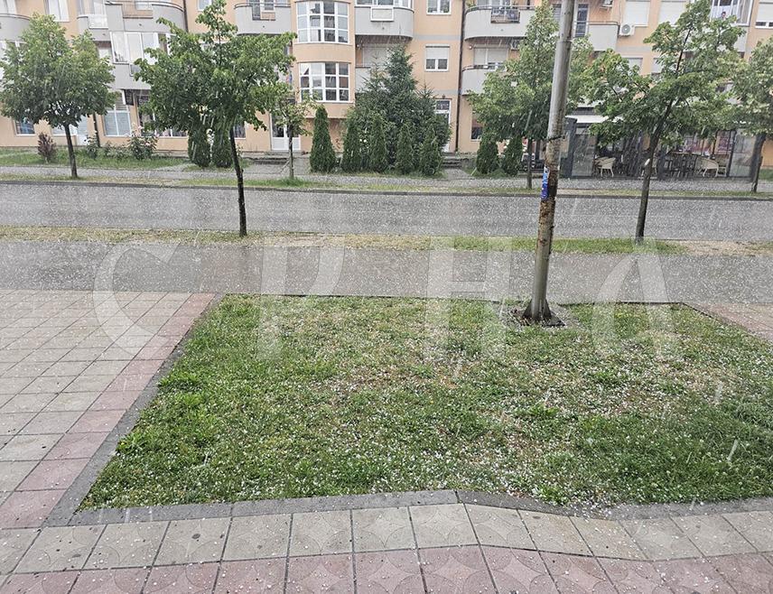 ИСТОЧНО САРАЈЕВО, 24. ЈУНА /СРНА/ - Јако невријеме праћено грмљавином, обилном кишом и градом величине љешника погодило је данас подручје општина Источно Ново Сарајево и Источна Илиџа.