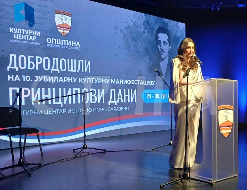 ИСТОЧНО НОВО САРАЈЕВО, 24. ЈУНА /СРНА/ - "Принципови дани" званично су почели вечерас у Источном Новом Сарајеву, а у оквиру манифестације отворена је ликовна колонија "Бели вук" на којој ће учествовати 10 умјетника из Републике Српске, Србије и Црне Горе.