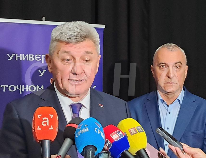 ИСТОЧНО САРАЈЕВО, 26. ЈУНА /СРНА/ - Министар за научнотехнолошки развој и високо образовање Републике Српске Драга Мастиловић изјавио је да је данашња промоција дипломаца Електротехничког факултета Универзитета у Источном Сарајеву важна за цијелу Републику Српску јер ће они бити окосница њеног привредног и научнотехнолошког развоја.