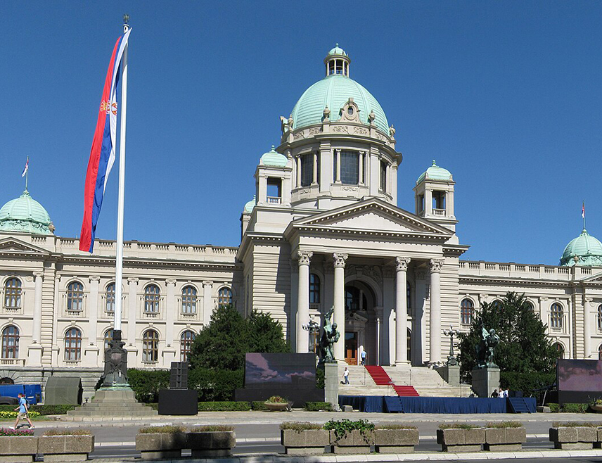 БЕОГРАД, 27. ЈУНА /СРНА/ - На платоу испред Дома Народне скупштине у Београду данас ће бити одржан велики народни скуп "Србија, једна породица", на којем би требало да буду представљени планови и програм за будућност Србије.