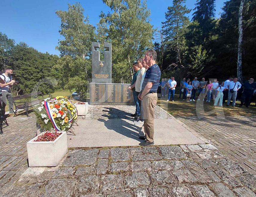 ISTOČNA ILIDŽA, JUNE 27 /SRNA/ – A memorial service was held and flowers were laid today at the memorial in Kasindo, Istočna Ilidža, for the 99 fallen soldiers of the Republika Srpska Army, as part of the marking of Kasindo Battalion Days.