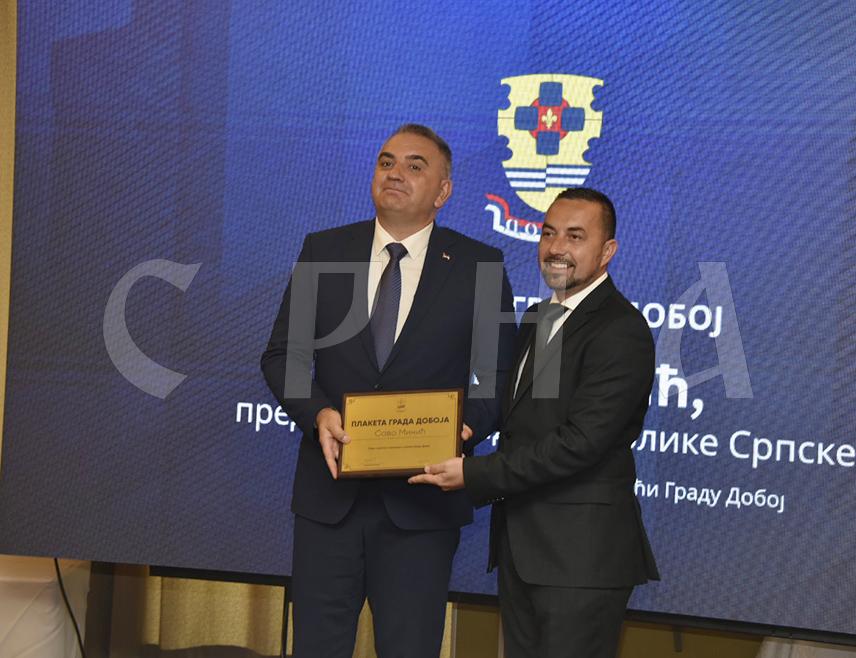 ДОБОЈ, 27. ЈУНА /СРНА/ - Предсједнику Владе Републике Српске Сави Минићу данас је у Добоју уручено највише признање града - Плакета за изузетно залагање и помоћ овом граду, а новчану награду је донирао удружењима која се старају о лицима са потешкоћама у развоју.