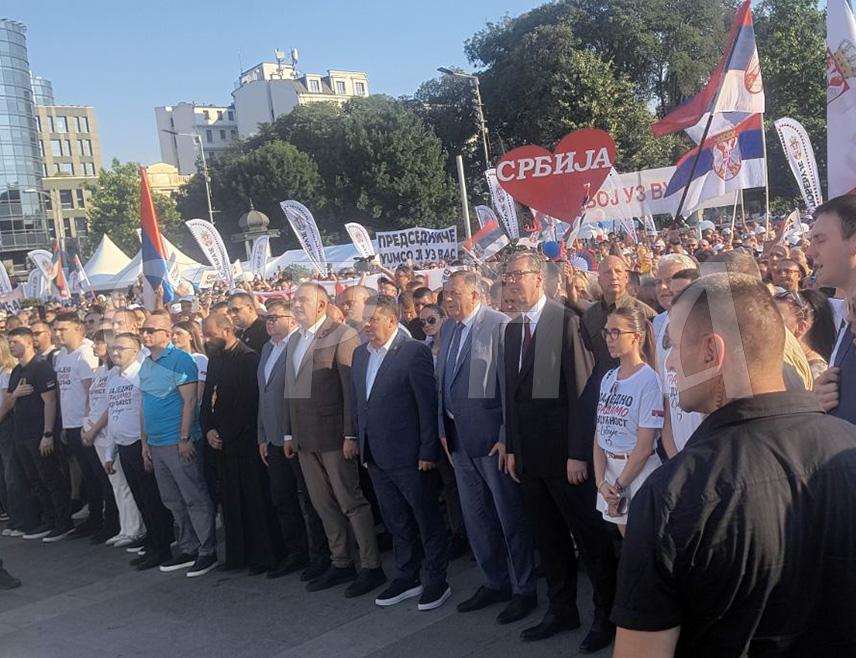 БЕОГРАД, 27. ЈУНА /СРНА/ - У Београду је почео велики скуп "Србија једна породица" којем присуствују и званичници из Републике Српске.
