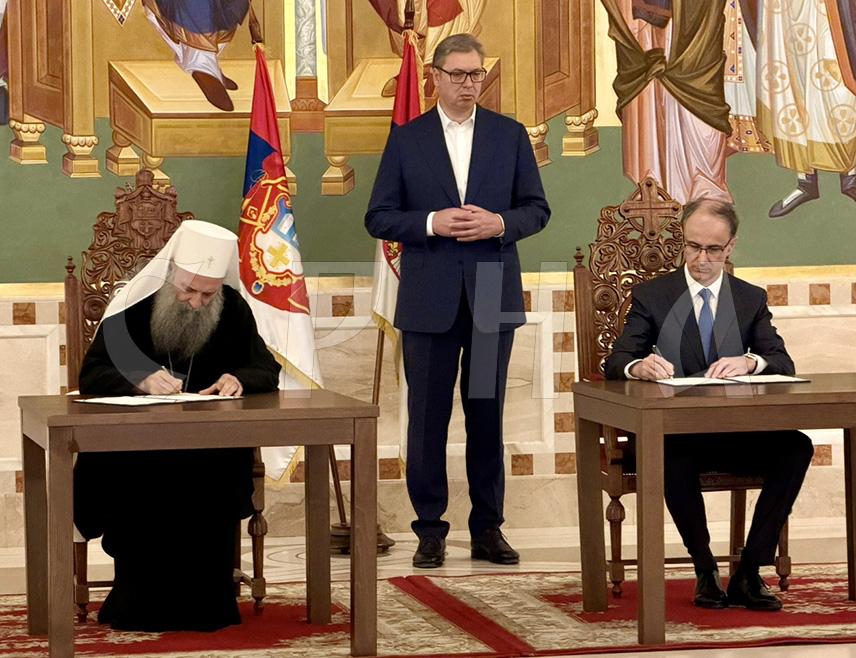 БЕОГРАД, 28. ЈУНА /СРНА/ - Предсједник Владе Србије Ђуро Мацут и Његова светост патријарх српски Порфирије јутрос су потписали уговор за обезбјеђивање средстава за завршне радове на Храму Светог Саве у Београду у присуству предсједника Србије Александар Вучић.