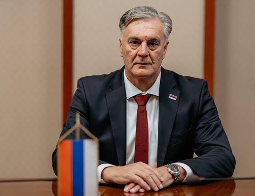 БАЊАЛУКА, 28. ЈУНА /СРНА/ - Предсједник Републике Српске Синиша Каран одликовао је, поводом Видовдана, појединце и јединице Војске Републике Српске за заслуге стечене у стварању, одбрани и ослобођењу Републике, као и за признати јавни рад и личне резултате којим се доприноси друштвено-политичком развоју што доводи до опште афирмације Српске.