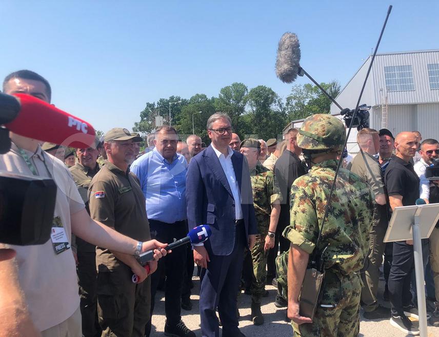 БЕОГРАД, 28. ЈУНА /СРНА/ - Српски народ може бити задовољан са опремљеношћу и борбеном готовошћу Војске Србије, изјавио је предсједик Милорад Додик након приказа нових модернизованих средстава и система Војске Србије на војном аеродрому "Пуковник пилот Миленко Павловић" у Батајници.