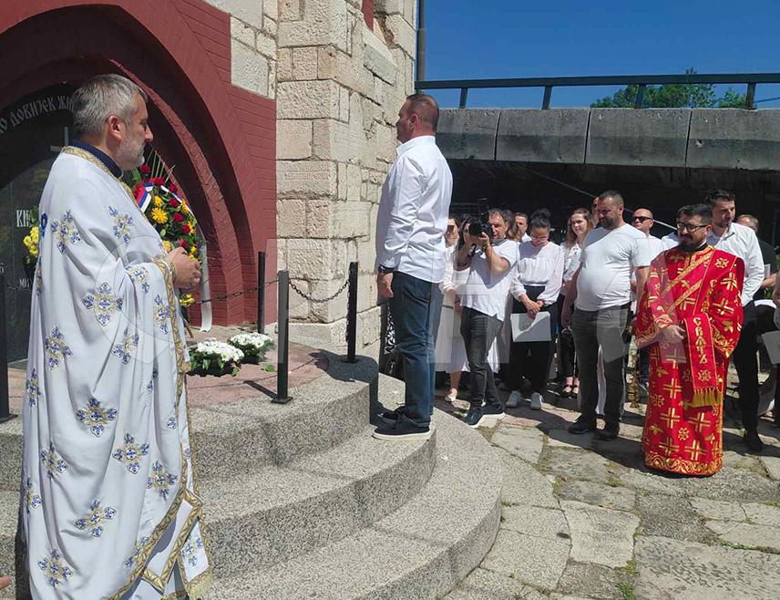 САРАЈЕВО/ИСТОЧНО НОВО САРАЈЕВО, 28. ЈУНА /СРНА/ - Идеја Младобосанаца никада неће умријети, истакнуто је данас на "Принциповим данима" у оквиру којих је положено цвијеће на гроб Гаврила Принципа на гробљу Свети арханђели Георгије и Гаврило у Сарајеву, а потом и на споменик у Источном Новом Сарајеву.