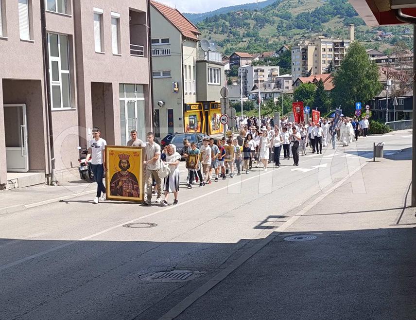 ВИШЕГРАД, 28. ЈУНА /СРНА/ - У Цркви Светог цара Лазара и косовских мученика у Андрићграду данас је прослављен Видовдан, хравовна слава, а Свету архијерејску литургију служио је Његово високопреосвештенство митрополит дабробосански Хризостом.