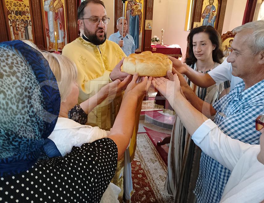 НОВИ ГРАД, 28. ЈУНА /СРНА/ - Срби никада нису водили освајачке ратове већ су се само бранили и то српски етос држи на исправном путу, рекао је свештеник Небојша Њежић у бесједи након што је Храм Светог кнеза Лазара у Равницама код Новог Града прославио црквену славу Видовдан.