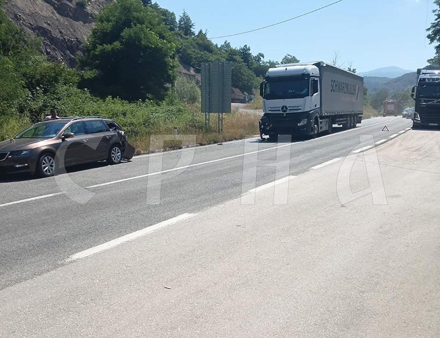 РИБНИК, 28. ЈУНА /СРНА/ - Више лица повријеђено је данас у судару камиона и аутомобила у мјесту Доње Заблеће код Рибника, рекао је Срни старјешина Ватрогасног друштва из Рибника Данијел Митровић.