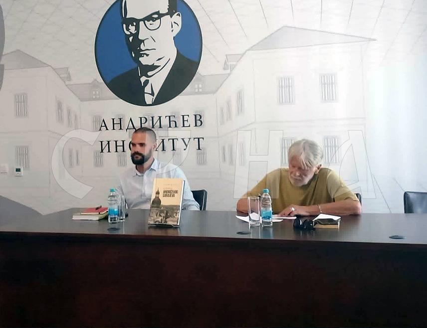 ВИШЕГРАД, 28. ЈУНА /СРНА/ - У Андрићевом институту у Вишеграду вечерас је промовисан "Лексикон Андрићевог Сарајева" аутора Борјана Митровића, књига која на јединствен начин повезује живот и дјело Иве Андрића са градом у којем је провео знатан дио живота.