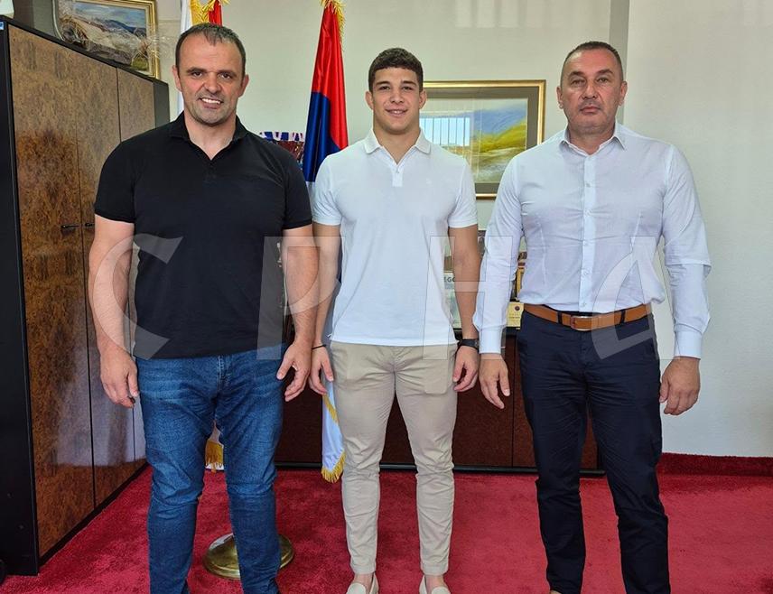 ПАЛЕ, 30. ЈУНА /СРНА/ - Члан паљанског Џудо клуба "Романија" Димитрија Савића постао је шампион Балкана у категорији до 100 килограма на такмичењу одржаном у Букурешту, а начелник општине Пале Дејан Којић уприличио је данас пријем за овог младог џудисту.