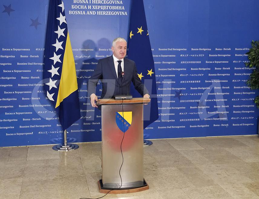 САРАЈЕВО, 30. ЈУНА /СРНА/ - Посланик ПДП-а у Представничком дому Парламентарне скупштине БиХ Бранислав Бореновић изјавио је данас да ће посланици ове странке у Народној скупштини Републике Српске подржати вето српског члана Предсједништва БиХ Жељке Цвијановић на противуставан покушај именовања чланова Комисије за очување националних споменика, јер је ријеч о одлуци која је штетна по интерес Републике Српске.