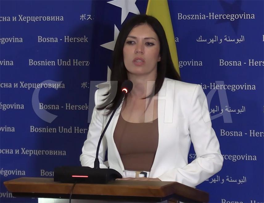 САРАЈЕВО, 30. ЈУНА /СРНА/ - Предсједавајућа Клуба посланика СНСД-а у Представничком дому Парламентарне скупштине БиХ Сања Вулић изјавила је да је крњи Уставни суд БиХ избјегао да одговори на њена посланичка питања о уставности измјена Кривичног закона БиХ које је наметнуо Кристијан Шмит, чиме је прекршио обавезе према парламенту.