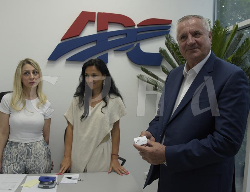 БАЊАЛУКА, 1. ЈУЛА /СРНА/ - Јавно предузеће "Аутопутеви Републике Српске" данас је у свом сједишту у Бањалуци отворило продајно мјесто у коме ће корисници моћи да купе ТАГ уређаје за електронско плаћање путарине.