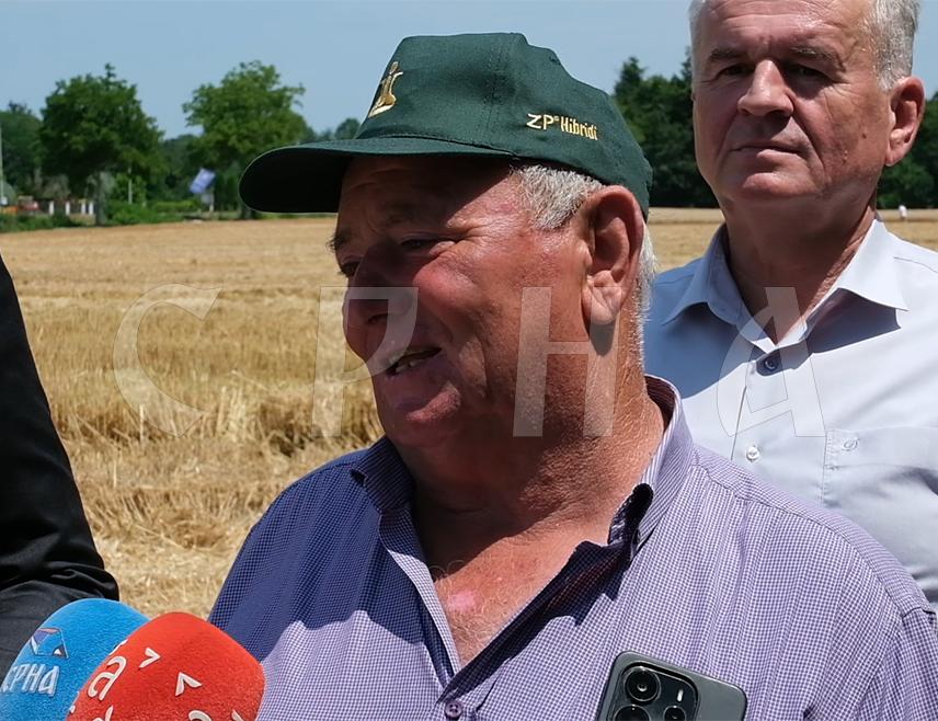 СРБАЦ, 1. ЈУЛА /СРНА/ - Резултати јавног вагања приноса пшенице у Кладарима код Српца указују на висок род у огледним парцелама, рекао је начелник за огледе у Ресору за пружање стручних услуга у пољопривреди при ресорном министарству Александар Мајкић.