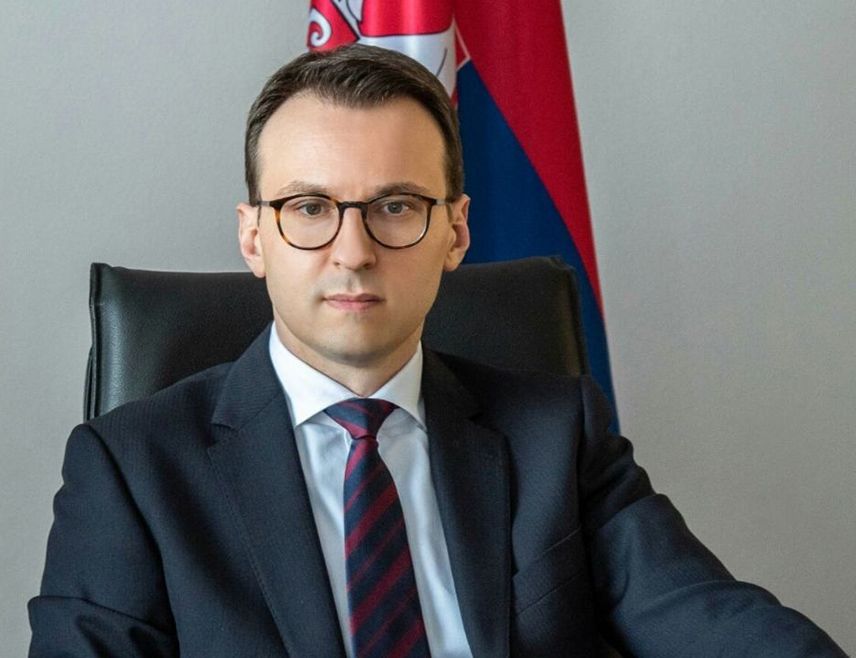 БЕОГРАД, 1. ЈУЛА /СРНА/ - Директор Канцеларије Владе Србије за Косово и Метохију Петар Петковић рекао је да истина о малтретирању Срба ухапшених на Газиместану на Видовдан мора да се чује, а међународна заједница мора да престане да прикрива Аљбина Куртија и поступке његове полиције.